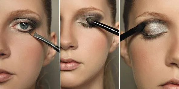 Foto mostrando mulher aplicando sombra