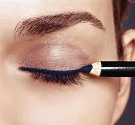 Foto mostrando mulher usando o lápis no olhos