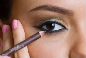 Foto mostrando mulher usando lápis