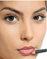 Foto mostrando mulher utilizando lápis de contorno dos lábios