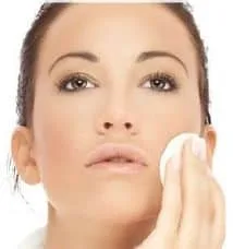 Foto mostrando mulher passando base no rosto