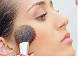 Foto mostrando mulher aplicando blush