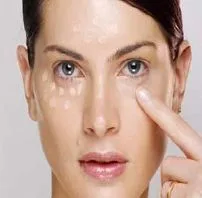 Foto mostrando mulher aplicando corretivo no rosto