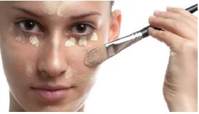 Foto mostrando mulher aplicando pó facial