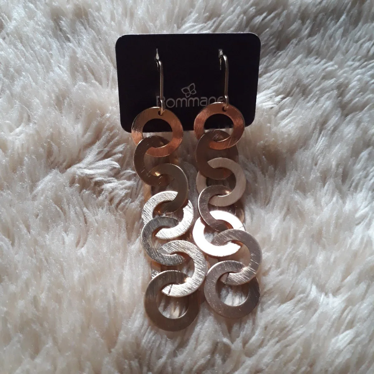 Brincos Rommanel banhados a ouro formado por 14 círculos (par) escovados unidos na vertical medindo 5,5 cm - Cód 523143 - Imagem 3