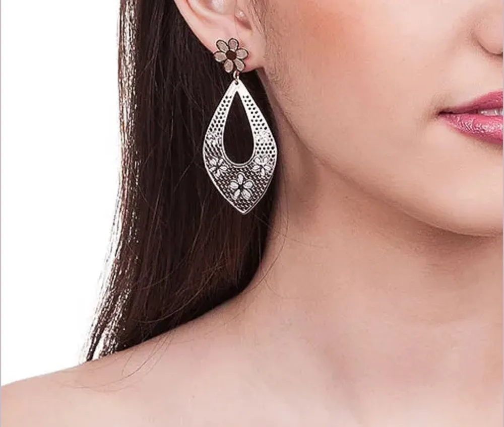 Brincos Rommanel base flor composto por gota com detalhes vazados e flores com aplique de ródio medindo 5,6 cm - Cód 524109 - Imagem 2