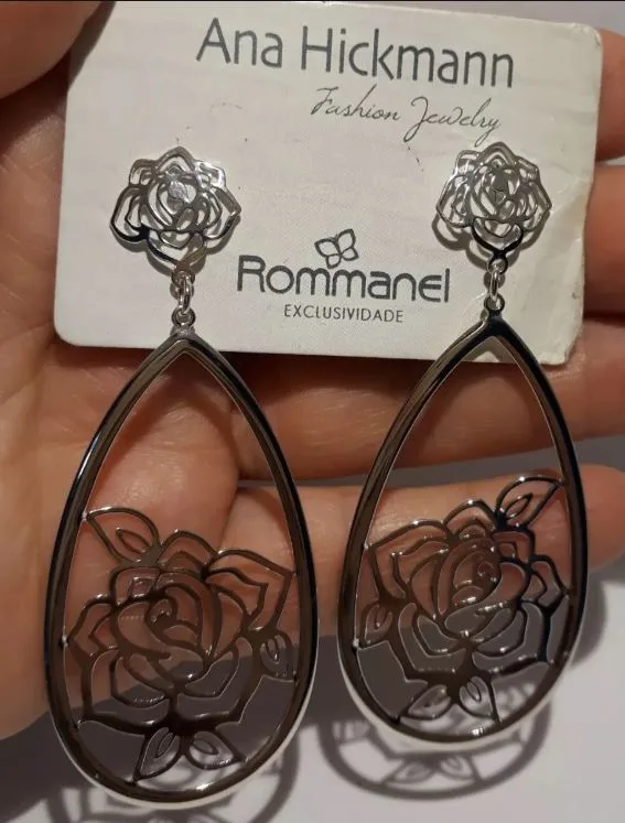 Brincos Rommanel com base no formato "flor rosa colombiana"  7,30 cm - Cód 121656 - Imagem 3