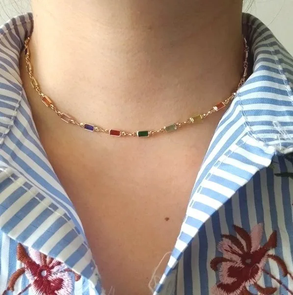 Colar Rommanel choker formada por cristais retangulares coloridos de 3 x 5 mm, 40 cm ajustável 34 cm - Cód 531882 - Imagem 3