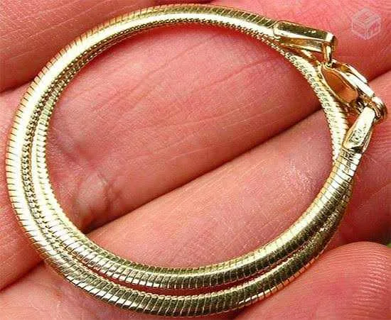Correntes feitas de malha tipo rabo de rato parecem ser feitas de um fio único