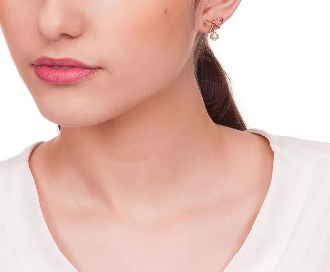 Brinco Rommanel formado por laço com pérola sintética, 1,5 cm - Cód 523949 - Imagem 2